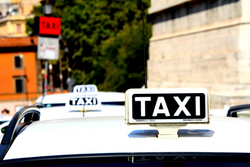 taxis-BELGENTIER-min_taxi_auto_rome_road_white-1051610